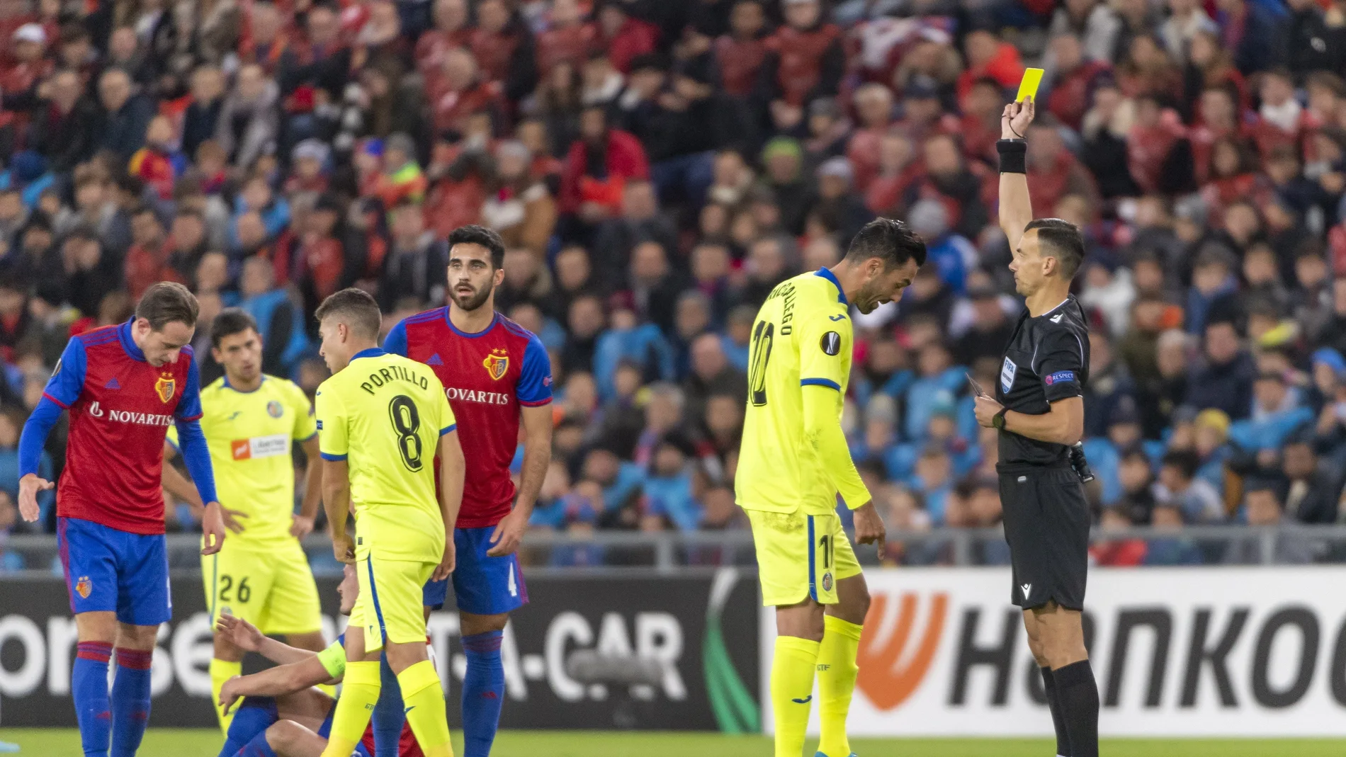 Los jugadores del Getafe, cabizbajos durante el partido Los jugadores del Getafe, cabizbajos durante el partido