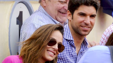 La felicidad de Eva González y Cayetano Rivera junto a su hijo en la cabalgata de Reyes 