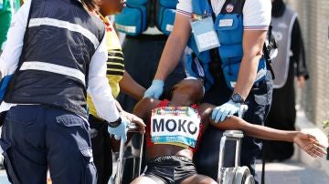 Juliana Ngleya Moko es asistida por los médicos