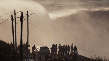 Una ola gigante 'azotando' la costa de Nazaré