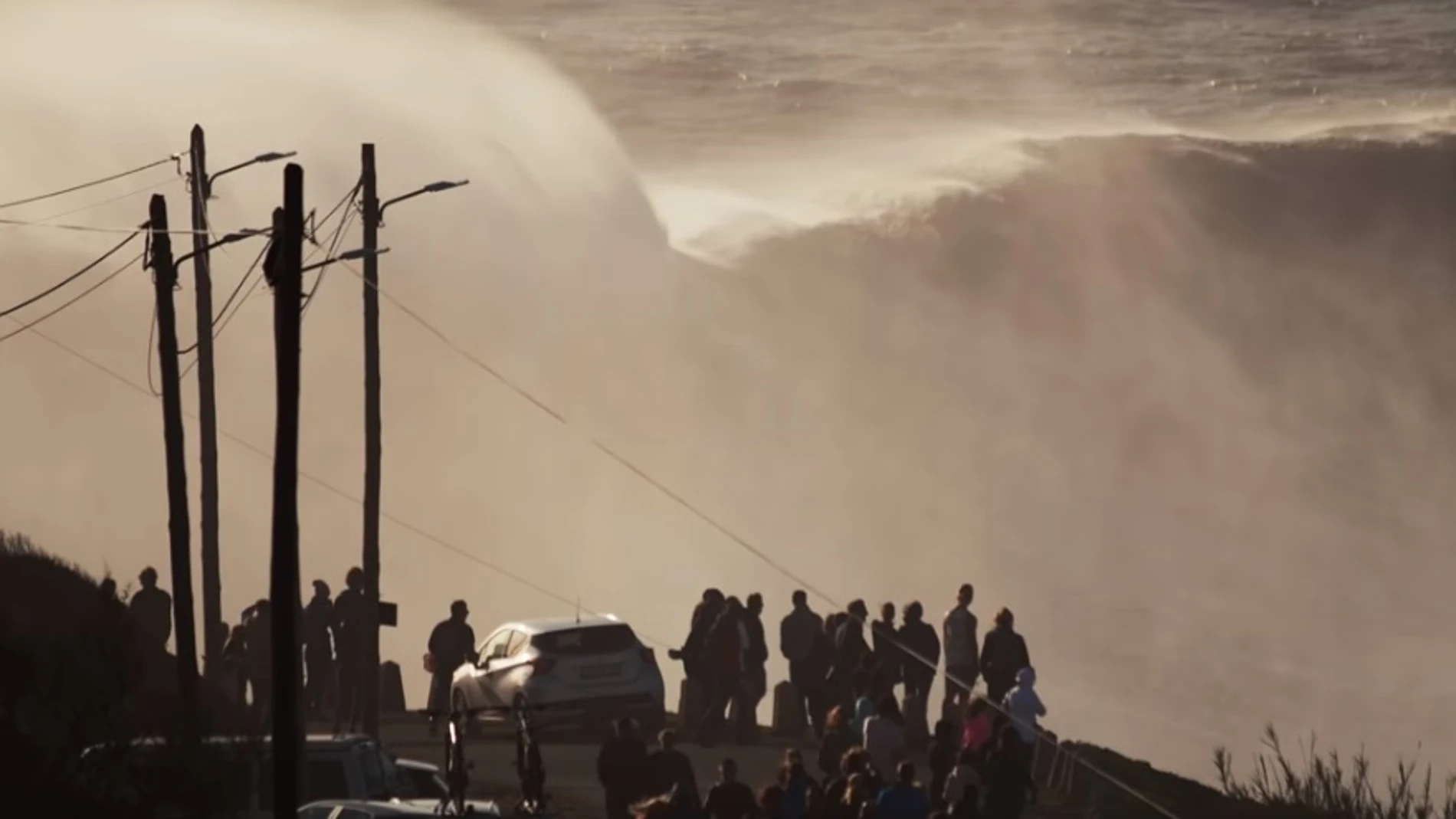 Una ola gigante &#39;azotando&#39; la costa de Nazaré