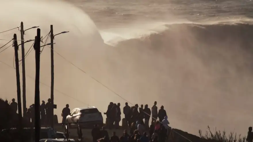 Una ola gigante 'azotando' la costa de Nazar&eacute;