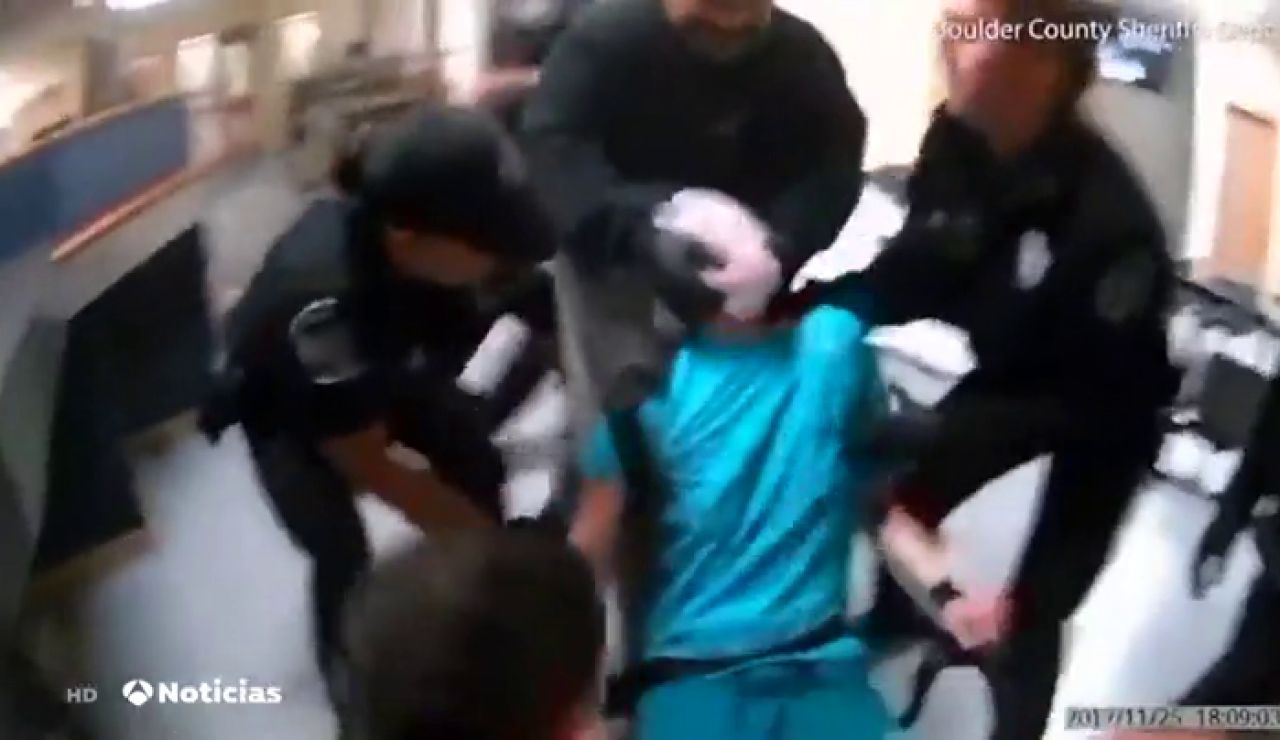La policía de Colorado maltrata a una mujer detenida poniéndole una bolsa de plástico en la cabeza
