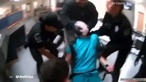 La policía de Colorado maltrata a una mujer detenida poniéndole una bolsa de plástico en la cabeza La policía de Colorado maltrata a una mujer detenida poniéndole una bolsa de plástico en la cabeza