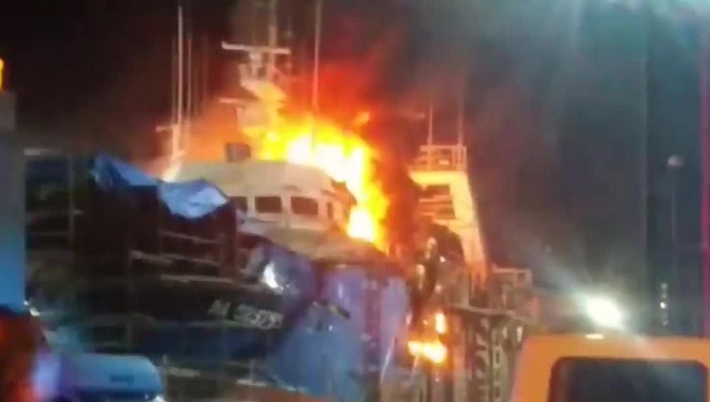 Aparatoso incendio en un barco de Vizcaya