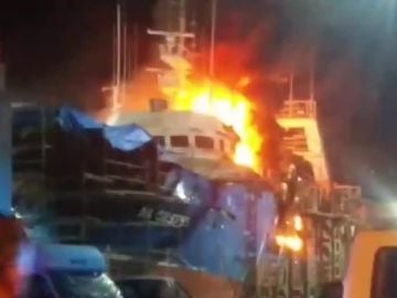 Aparatoso incendio en un barco de Vizcaya