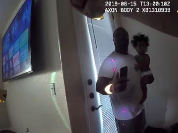 Un padre en Estados Unidos recibe una descarga eléctrica mientras sostiene en brazos a su hijo de un año