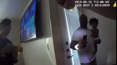 Un padre en Estados Unidos recibe una descarga eléctrica mientras sostiene en brazos a su hijo de un año Un padre en Estados Unidos recibe una descarga eléctrica mientras sostiene en brazos a su hijo de un año