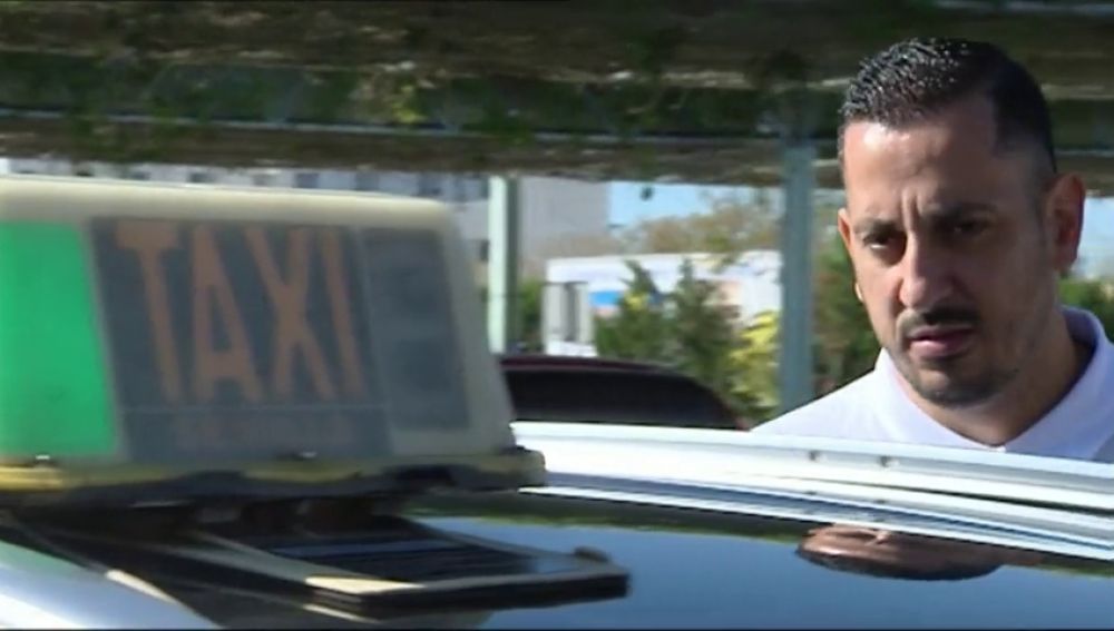 Un taxista sevillano devuelve una mochila con casi 6.000 euros que olvidó un cliente