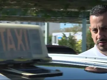 Un taxista sevillano devuelve una mochila con casi 6.000 euros que olvidó un cliente Un taxista sevillano devuelve una mochila con casi 6.000 euros que olvidó un cliente