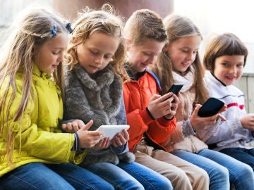 Niños con móviles