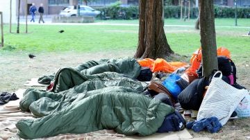 Un sintecho durmiendo en la calle