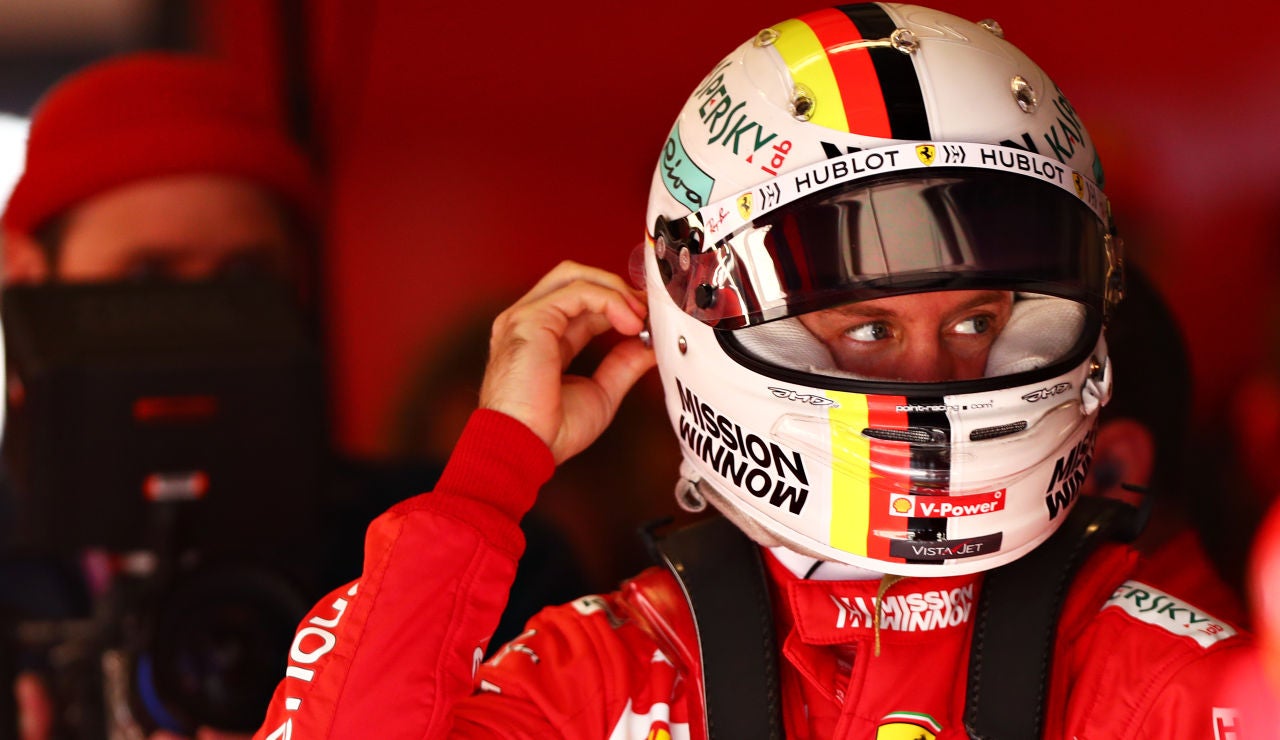 Sebastian Vettel se coloca su casco Sebastian Vettel se coloca su casco