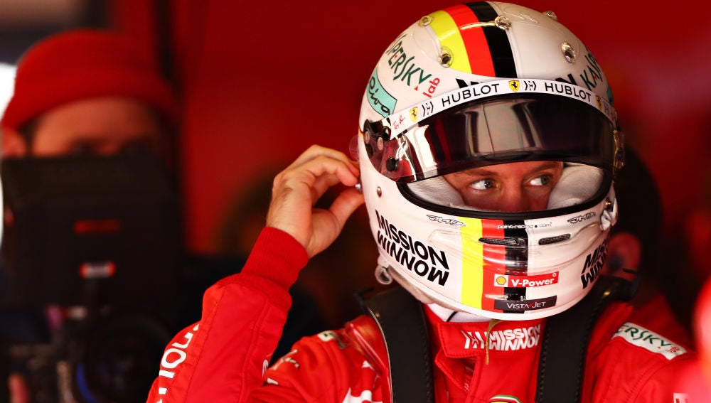 Sebastian Vettel se coloca su casco