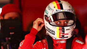 Sebastian Vettel se coloca su casco