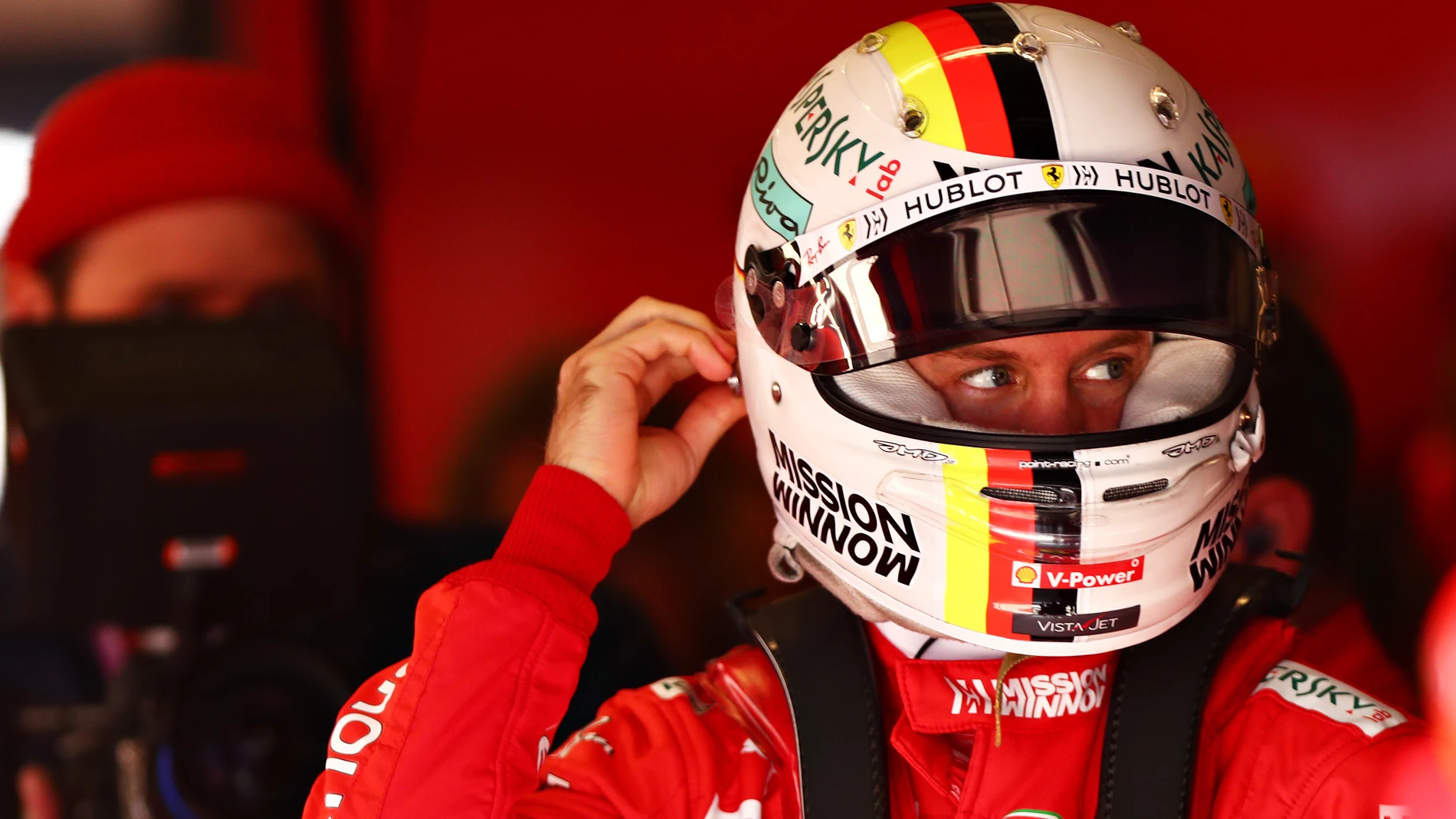 Sebastian Vettel se coloca su casco Sebastian Vettel se coloca su casco