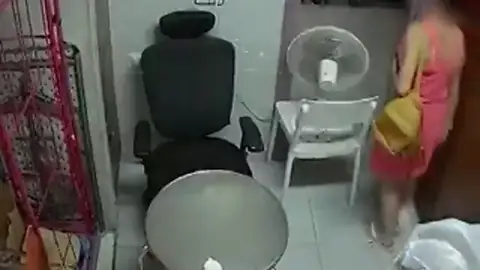 Pillada por las cámaras de seguridad robando en hoteles de Barcelona Pillada por las cámaras de seguridad robando en hoteles de Barcelona