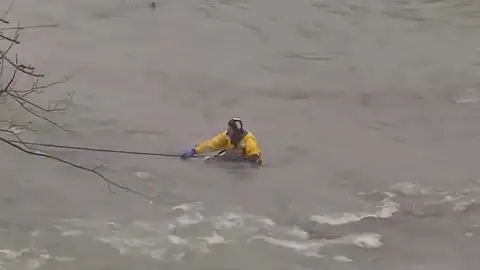 Un hombre a punto de caer por las Cataratas del Niágara Un hombre a punto de caer por las Cataratas del Niágara