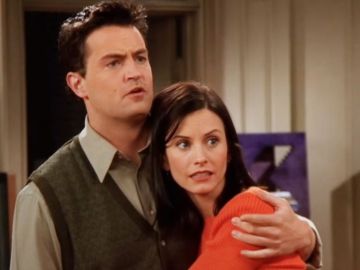 Chandler y Monica en 'Friends'