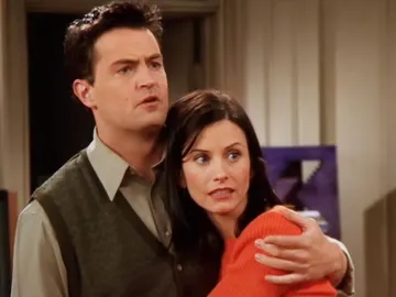 Chandler y Monica en 'Friends' Chandler y Monica en 'Friends'