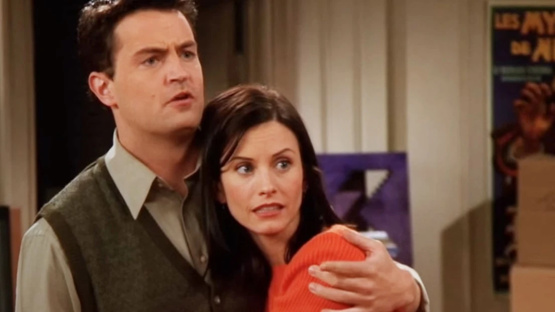 Chandler y Monica en 'Friends' Chandler y Monica en 'Friends'