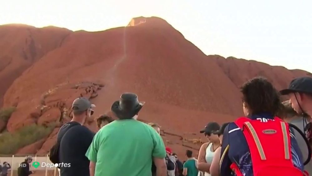 Australia prohíbe escalar el Uluru, monte sagrado para los aborígenes australianos