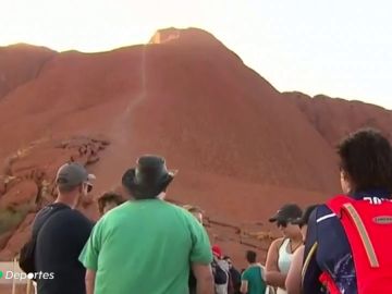 Australia prohíbe escalar el Uluru, monte sagrado para los aborígenes australianos