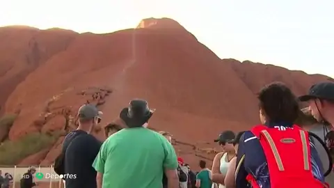 Australia prohíbe escalar el Uluru, monte sagrado para los aborígenes australianos Australia prohíbe escalar el Uluru, monte sagrado para los aborígenes australianos