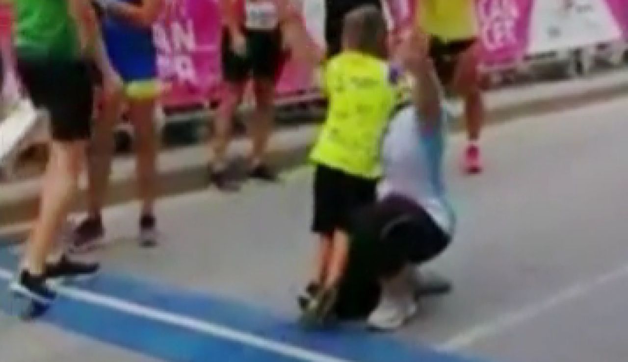 El momento en el que Carlos abraza a su madre tras finalizar la carrera El momento en el que Carlos abraza a su madre tras finalizar la carrera