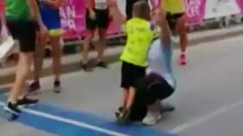 El momento en el que Carlos abraza a su madre tras finalizar la carrera El momento en el que Carlos abraza a su madre tras finalizar la carrera