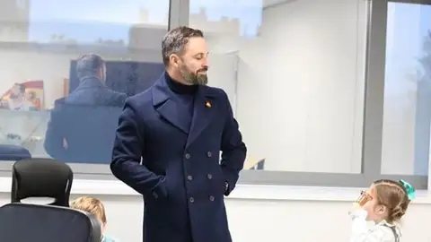 Abascal visita con sus familiares la sede de Vox Abascal visita con sus familiares la sede de Vox
