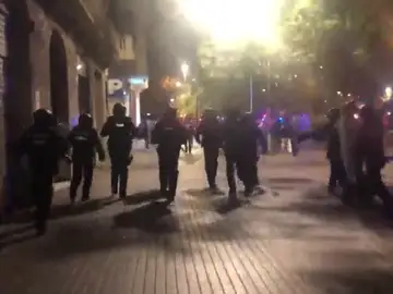 Cargan contra los manifestantes convocados por los independentistas en Barcelona Cargan contra los manifestantes convocados por los independentistas en Barcelona