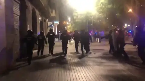 Cargan contra los manifestantes convocados por los independentistas en Barcelona Cargan contra los manifestantes convocados por los independentistas en Barcelona