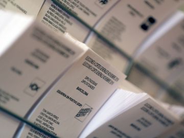 Detalle de papeletas electorales en el Colegio Francesc Maciá de Barcelona