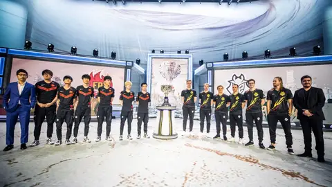 Foto de familia de los dos finalistas EA Sports