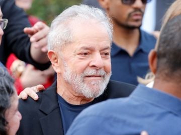 El expresidente brasileño Lula da Silva a su salida de prisión