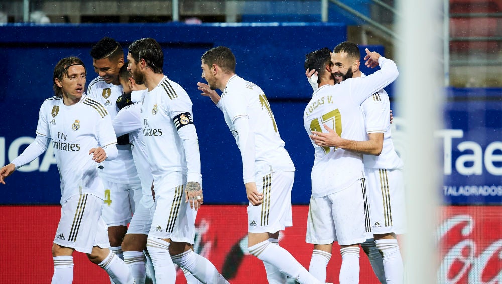 Los jugadores del Real Madrid celebran un gol en Ipurúa