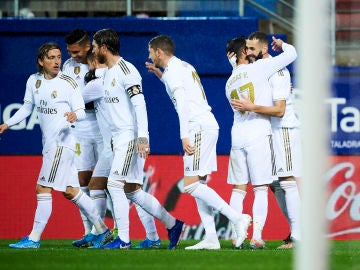 Los jugadores del Real Madrid celebran un gol en Ipurúa