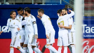 Los jugadores del Real Madrid celebran un gol en Ipurúa