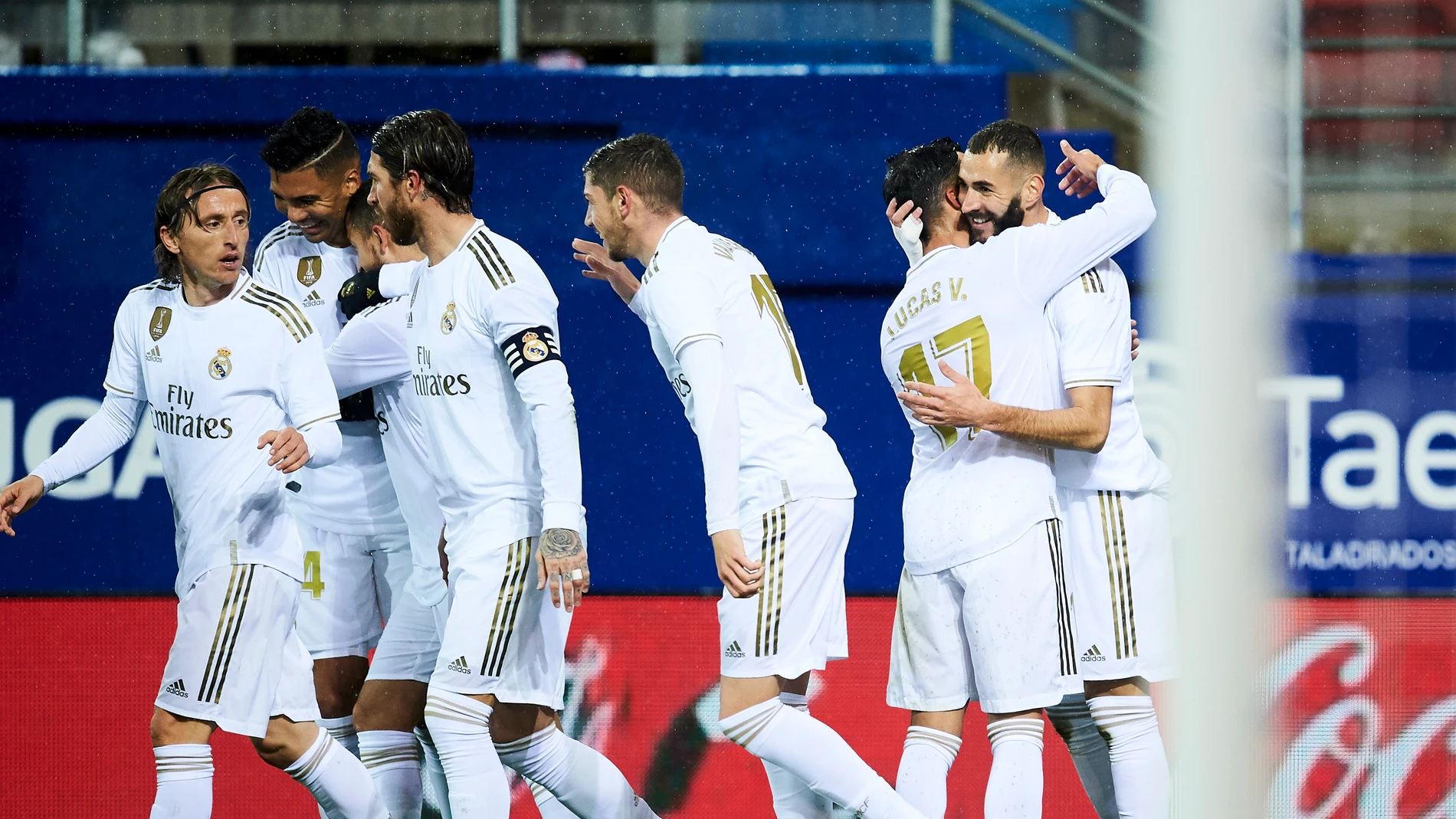 Los jugadores del Real Madrid celebran un gol en Ipurúa Los jugadores del Real Madrid celebran un gol en Ipurúa