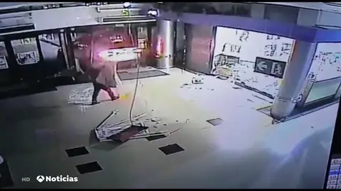 Asaltan con violencia un centro comercial en Barcelona Asaltan con violencia un centro comercial en Barcelona