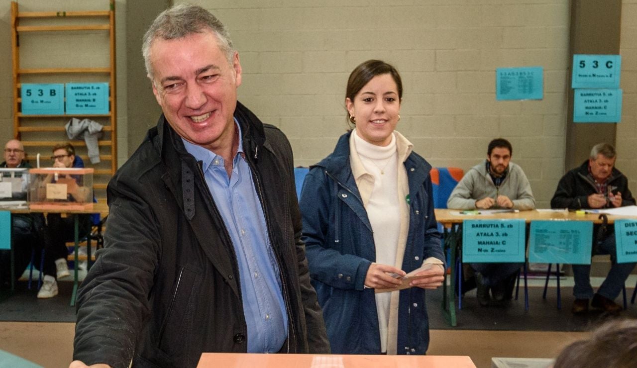 El lehendakari, Iñigo Urkullu tras votar junto a su hija, Malen Urkullu en un colegio electoral en Durango, Bizkaia El lehendakari, Iñigo Urkullu tras votar junto a su hija, Malen Urkullu en un colegio electoral en Durango, Bizkaia