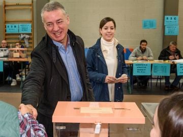 El lehendakari, Iñigo Urkullu tras votar junto a su hija, Malen Urkullu en un colegio electoral en Durango, Bizkaia