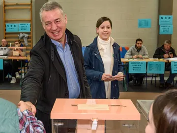 El lehendakari, Iñigo Urkullu tras votar junto a su hija, Malen Urkullu en un colegio electoral en Durango, Bizkaia El lehendakari, Iñigo Urkullu tras votar junto a su hija, Malen Urkullu en un colegio electoral en Durango, Bizkaia