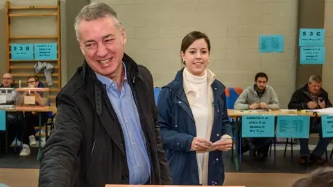 El lehendakari, Iñigo Urkullu tras votar junto a su hija, Malen Urkullu en un colegio electoral en Durango, Bizkaia El lehendakari, Iñigo Urkullu tras votar junto a su hija, Malen Urkullu en un colegio electoral en Durango, Bizkaia