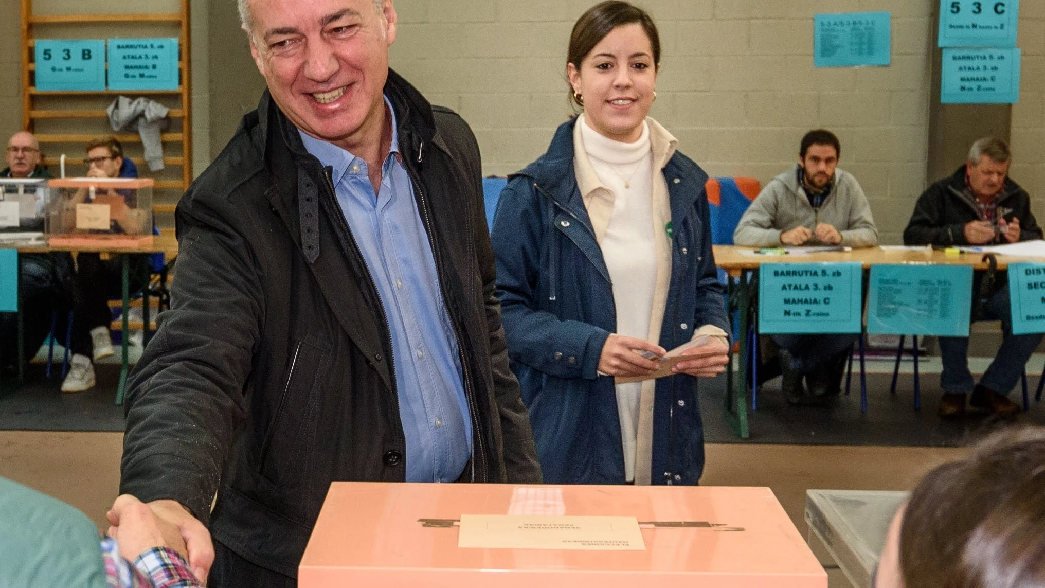 El lehendakari, Iñigo Urkullu tras votar junto a su hija, Malen Urkullu en un colegio electoral en Durango, Bizkaia El lehendakari, Iñigo Urkullu tras votar junto a su hija, Malen Urkullu en un colegio electoral en Durango, Bizkaia
