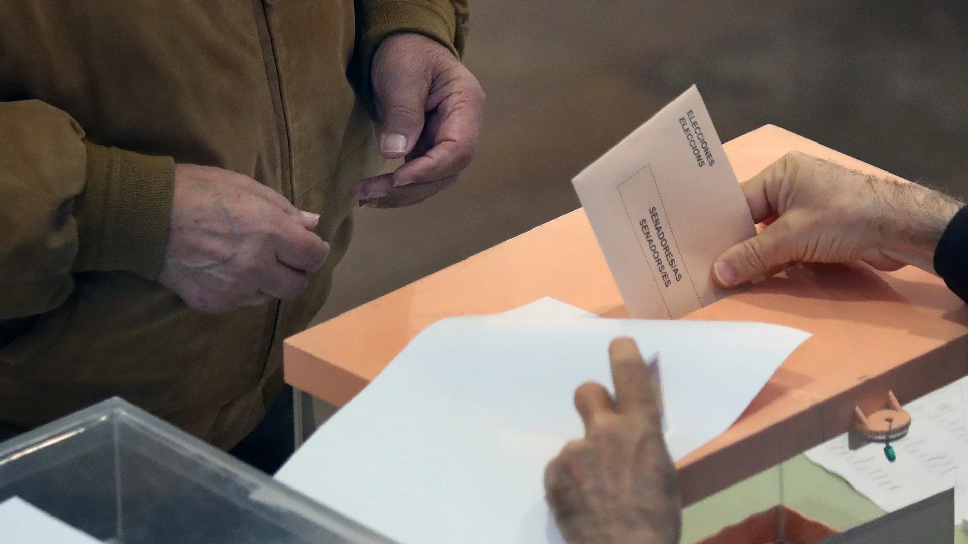 Un ciudadano deposita su voto en un colegio electoral Un ciudadano deposita su voto en un colegio electoral