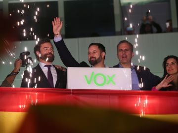 Vox sale a saludar a sus votantes junto con Rocío Monasterio, Espinosa de los Monteros y Ortega Smith
