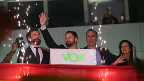 Vox sale a saludar a sus votantes junto con Rocío Monasterio, Espinosa de los Monteros y Ortega Smith Vox sale a saludar a sus votantes junto con Rocío Monasterio, Espinosa de los Monteros y Ortega Smith