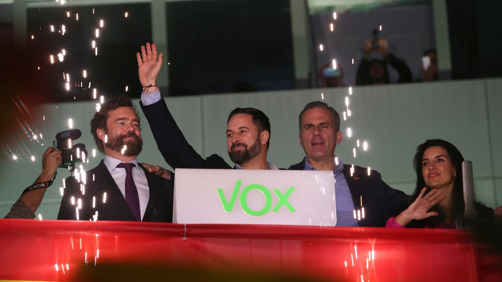 Vox sale a saludar a sus votantes junto con Rocío Monasterio, Espinosa de los Monteros y Ortega Smith Vox sale a saludar a sus votantes junto con Rocío Monasterio, Espinosa de los Monteros y Ortega Smith